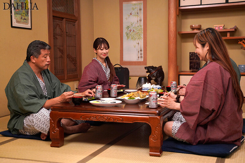 混浴温泉NTR 結婚直前の彼女の母親を孕ませてしまった…。 小沢菜穂 1枚目