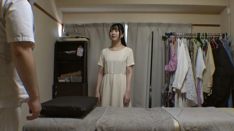 媚薬オイルマッサージ 痴●盗撮&中出し素人娘VOL.69 超強力媚薬を配合したマッサージオイルを施術中に知らずに塗りこまれたオンナは、身体の火照りに驚き、チ〇ポを欲しがる自分に戸惑い、垂れ出したマン汁に恥ずかしがりながらも生ハメ中出しまで欲してしまう! 1枚目