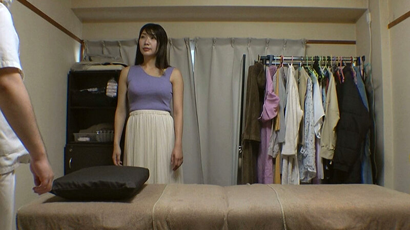 媚薬オイルマッサージ 痴●盗撮&中出し素人娘VOL.69 超強力媚薬を配合したマッサージオイルを施術中に知らずに塗りこまれたオンナは、身体の火照りに驚き、チ〇ポを欲しがる自分に戸惑い、垂れ出したマン汁に恥ずかしがりながらも生ハメ中出しまで欲してしまう! 3枚目