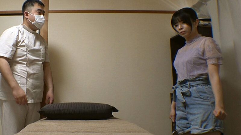 媚薬オイルマッサージ 痴●盗撮&中出し素人娘VOL.69 超強力媚薬を配合したマッサージオイルを施術中に知らずに塗りこまれたオンナは、身体の火照りに驚き、チ〇ポを欲しがる自分に戸惑い、垂れ出したマン汁に恥ずかしがりながらも生ハメ中出しまで欲してしまう! 5枚目