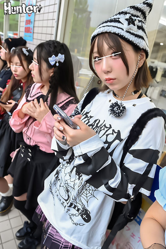 地雷系たちんぼ女子!交渉次第でNNOK!援交・割り切りする地雷系女子たちは最近公園で取り締まりが厳しくなったからとコンビニ前で立ちんぼ開始!貧困・推し活・暇つぶしと理由はそれぞれだけどお出かけついでに安心安全に活動中!? 4枚目