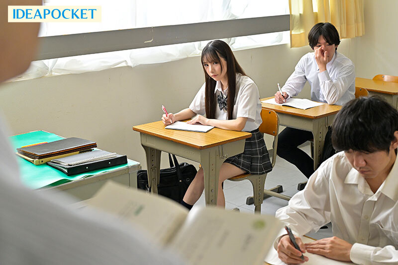 仕事終わり制服リフレを呼んだら自分の教え子が…。 お互い弱みを握った教師と生徒の背徳的でイケナイ関係 佐々木さき 1枚目