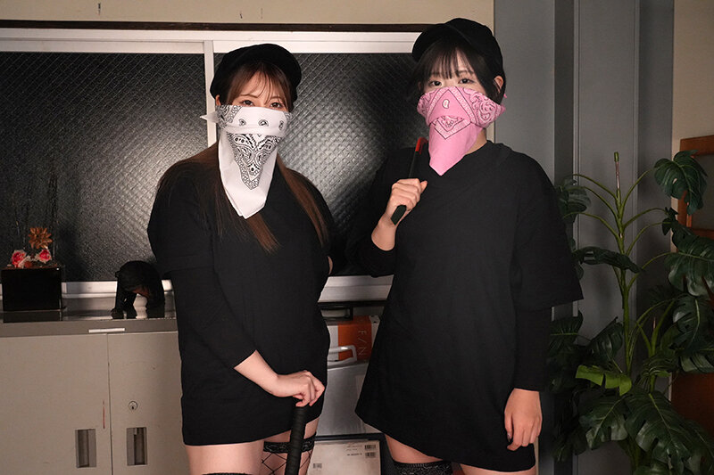 【VR】闇バイトで強盗しにきた無毛つるつる女ギャング2名にチ〇ポ嫐られザーメン強奪されるWパイパン闇SEX 6枚目