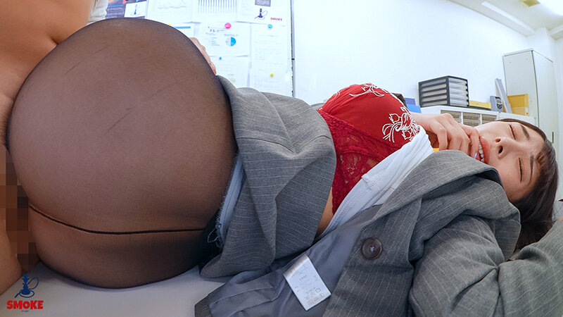 【肛門舐めセクハラ】ケツ穴を拡げさせられ何度もアナルクンニで舐められイキするデカ尻部下OL妻 小野坂ゆいか 6枚目
