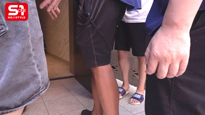 SEXもオナニーも180日間サセなかった禁欲女が住むガチ自宅に大量チン凸!即ズボ大乱交で激イキ大反応リアルドキュメント 村上悠華 2枚目