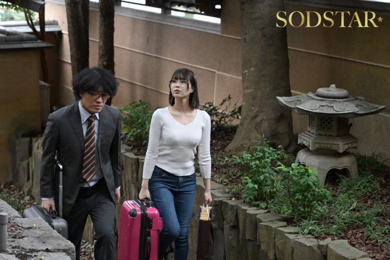 実家に嫁いできた奥さんは俺の家族が男クサさ抜群の性癖ど真ん中だったらしく、家族に忍んで全員とハメまくる絶倫人妻だったのでガテン系一家ファミリークラッシュ! 唯井まひろ 2枚目