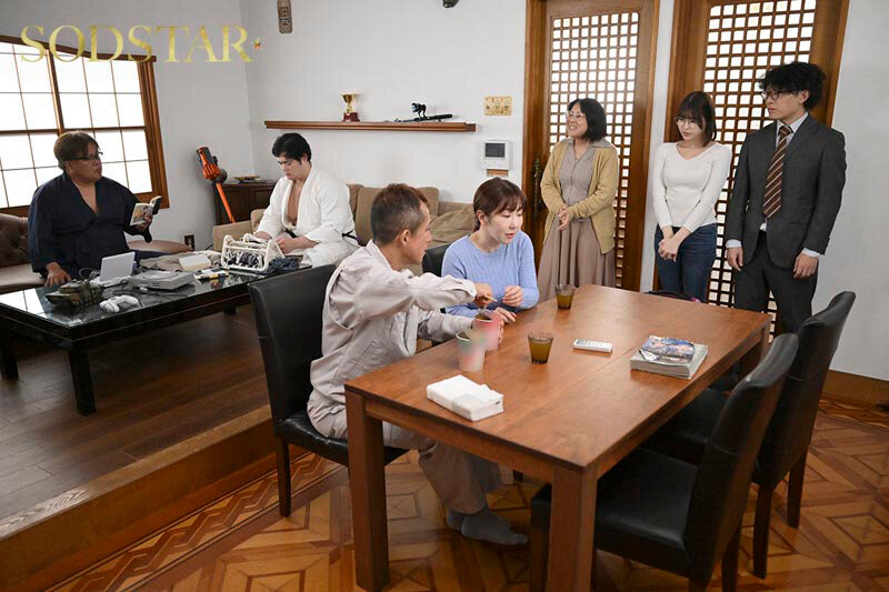 実家に嫁いできた奥さんは俺の家族が男クサさ抜群の性癖ど真ん中だったらしく、家族に忍んで全員とハメまくる絶倫人妻だったのでガテン系一家ファミリークラッシュ! 唯井まひろ 3枚目