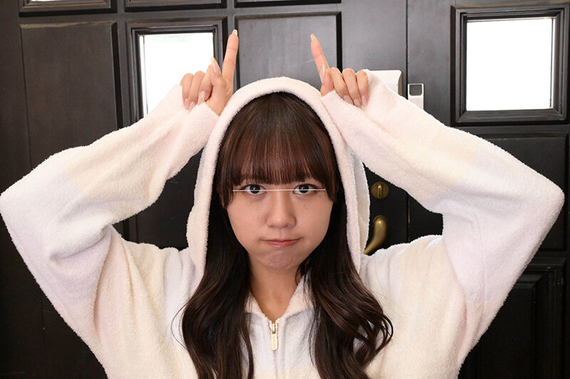 おにいちゃん!私とモフモフいたずら遊びしよ! もふもふ部屋着でズボンも穿かずに無邪気にプリプリTバック尻が丸見えでまとわりついてくるので勃起した! 10枚目