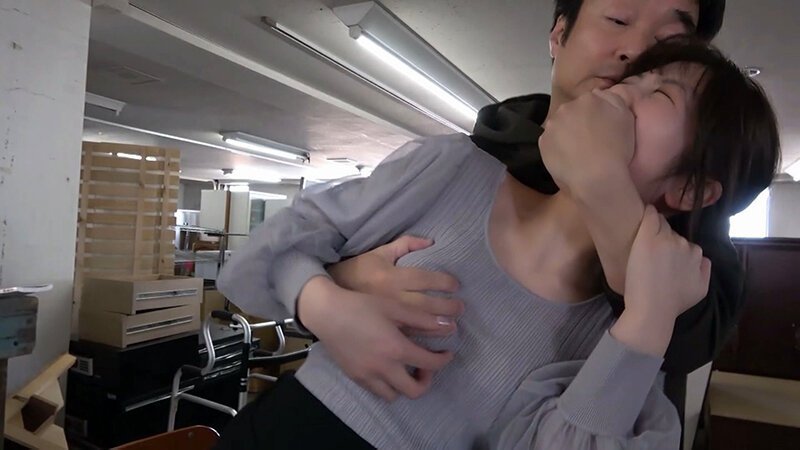 抵抗むなしく毒牙にかかる女性!「気持ち良かったな!」勝ち誇ったように囁く男の下品な笑み! 1枚目