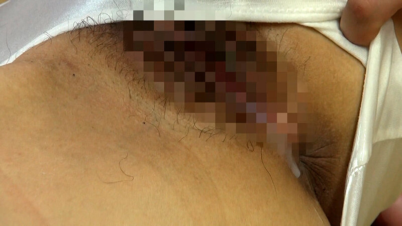 父の葬儀の後、未亡人となった義母は祭壇の前で愚息に抱きしめられ快感に堕ちて…。本能丸出しでイキ狂う禁断の中出しSEX! 15枚目