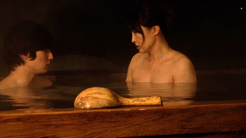 離れて暮らす母に一途な思いをぶつける愚息。そんな思いに揺れ肉欲性交に溺れるふたり…。 2枚目