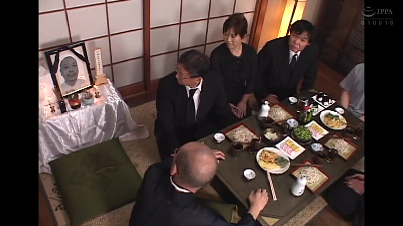 昭和猥褻エロ映画館2 息子達に中出し許す切ない祖母や母に叔母 1枚目