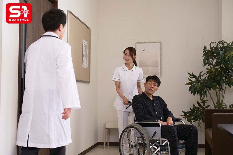 地方の訪問介護先で思いやりナースとドクターが相部屋宿泊…医者の下心まで体で介助する朝まで絶倫ケア性交 現役看護師による 看護師NTRドラマ! 桜みお 2枚目