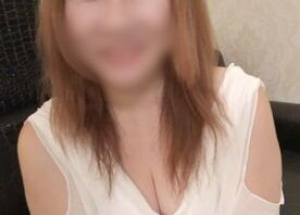 【人妻／熟女】40歳茶髪ロングの若作り奥さん。色白ムチぽちゃボディをぷるぷる揺らしてヨガリ淫れる中出しセックス。