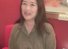 体重79kg.100cm超えデカケツに爆乳のどデカい熟女。 オナニー中のチンポ見せつけ焦らしプレイ。溜まっていた性欲全開放した不倫SEX記録映像。