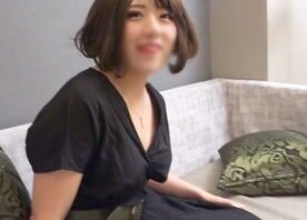 「反応しても良いので…」の文言で脱毛関連のSNSをアップしているエステティシャン。 当の本人はびっしり男以上に剛毛。オス以上に性欲旺盛でどうしようもないくらいにヨガりイキ狂ったSEX。