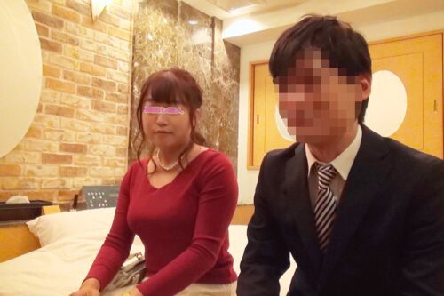 10数年ぶりに再会した同級生男女はラブホテルで1発10万円の連続射精セックスしてしまうのか！？ 3 ●校時代から気になっていたクラスのマドンナの巨乳とデカ尻にフル勃起した既婚者チ○ポと人妻マ○コが互いの家庭を忘れた生セックスは1発限りじゃ収まらない！！ りんか