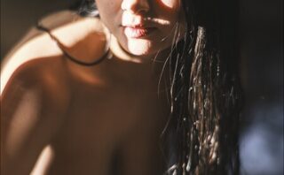咲月 そのヌード、煌々と光り輝く