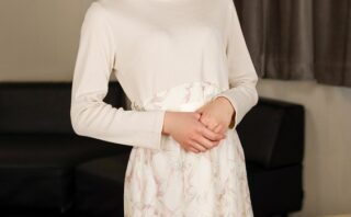 天使笑顔の爽やかショート美女がマッチングで即トロ堕ち◆欲求溜まりすぎて大爆発◆天使笑顔でスレンダー美乳を揉みながらネットリキス、ピンクローターで自分からオナニー！狭くて敏感なマ○コが生挿入でウネウネ痙攣イキまくり、無許可中出し種付け！最後は乳首舐め…