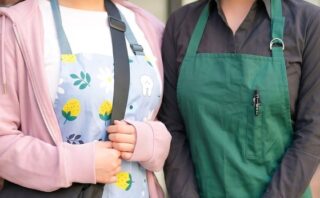 仕事の合間に生筆おろしセックス 現役保育士はなさん（24）とカフェ店員すなおさん（23）