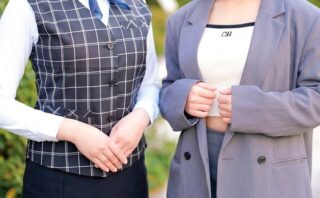 仕事の合間に生筆おろしセックス 銀行員はすみさん（25）とアパレル店員ひまりさん（22）