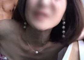 【五十路妻】ピンクワンピなスレンダー妻。他人棒で突かれてエロ顔本気イキ。