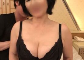 【熟女不倫】還暦間近のデカパイ奥様けい*さん。騎乗位で腰を振り乱して本気イキ。