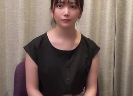 池袋百貨店勤務の美容部員２５歳 人前で初めてのオナニーに赤面のなか、続けてサプライズの2連続中出し。