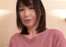 【熟女】笑うと目がなくなるチャーミングなルックスとゴージャスボディを持つ53歳・熟女◆オナニー披露⇒フェラ・パイズリでご奉仕⇒生チ○ポでヨガりイキ！