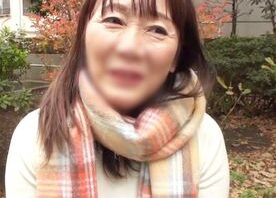 【熟女】SEXは10年以上ご無沙汰！還暦間近でお孫さんまでいるという熟女！電マとバイブで大絶頂！生チ○ポで潮吹きイキ！